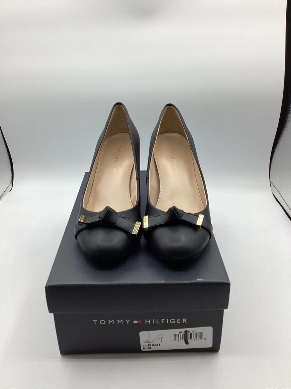 Tommy Hilfiger Black Leather Mid-Heel Pumps with Gold Accent Women’s size 6M